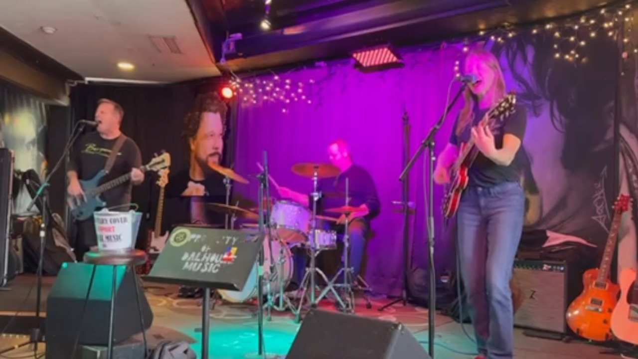 A few live clips of The Carla Olive Trio captured during the Sunday Jam @theloftpub - sharing an original set.  @ericthier11 on bass, Andrew McMillan on drums.

#originalmusic #indieband #victoriabc